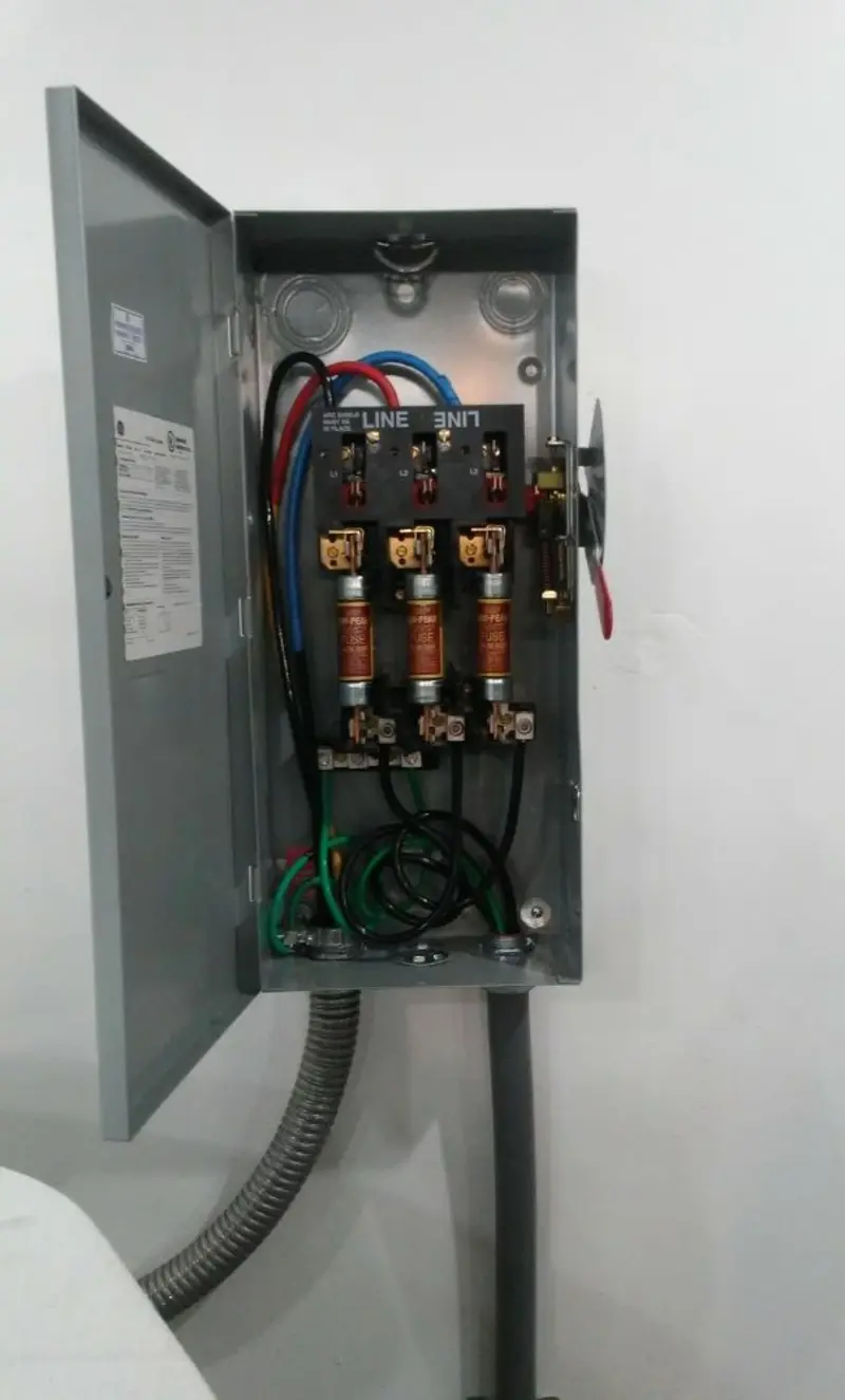 Three-phase disconnect switch installed for Smoke Detector Installation in Mount Sterling